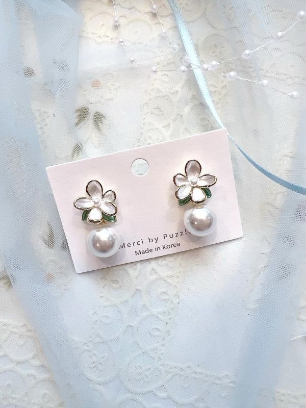 立體油滴白花垂墜晃動珍珠銀針耳環 