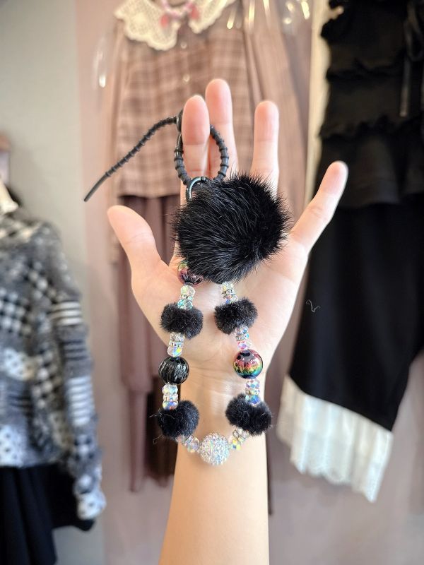 冬日貂毛串珠吊墜 