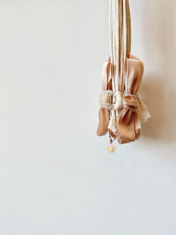 粉色素面垂墜小花蝴蝶結抓夾 