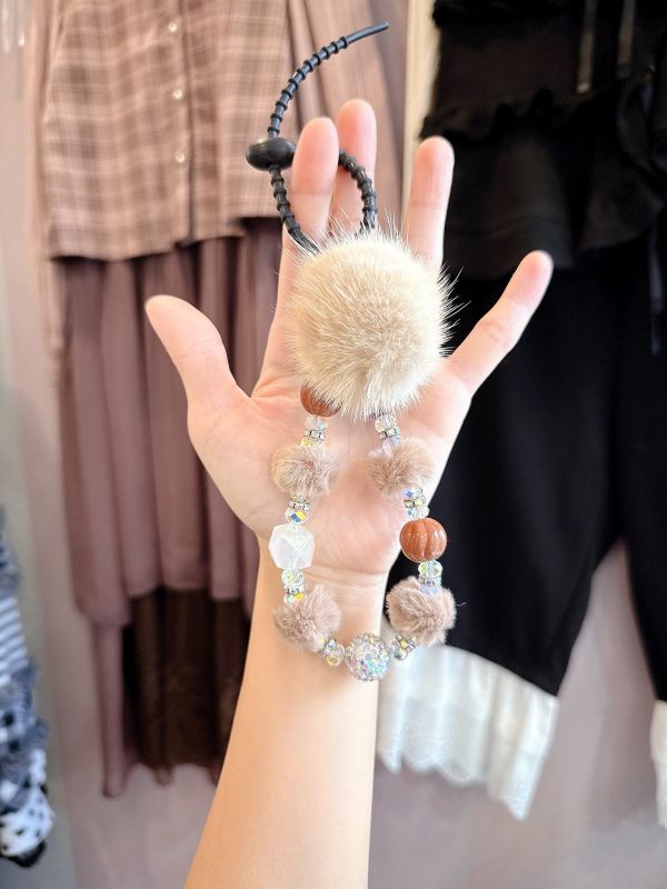 冬日貂毛串珠吊墜 