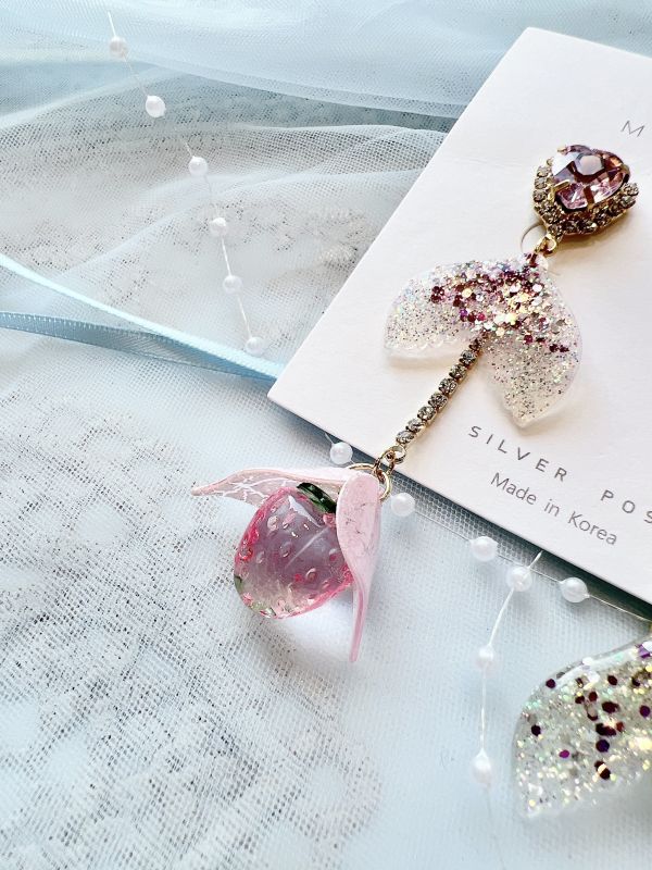 小巧粉色系美人魚尾巴碰撞草莓耳環 