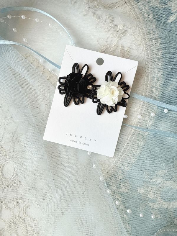 幾何黑白花朵個性銀針耳環 