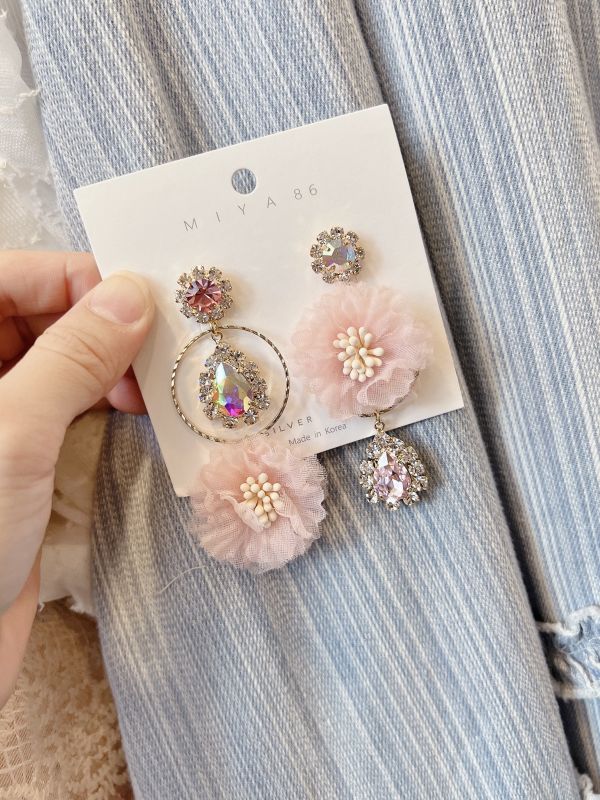 閃鑽雪紡小花不對稱氣質耳環 