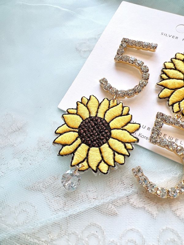 刺繡太陽花水鑽鋼針耳環 