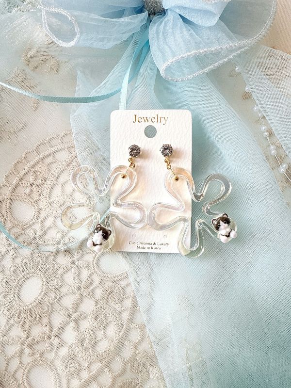 垂墜磷光花朵壓克力貓咪耳環 