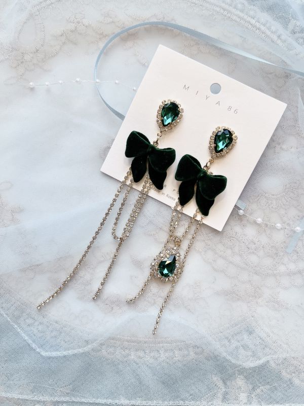 絨面硬板蝴蝶結垂墜水鑽大耳環 