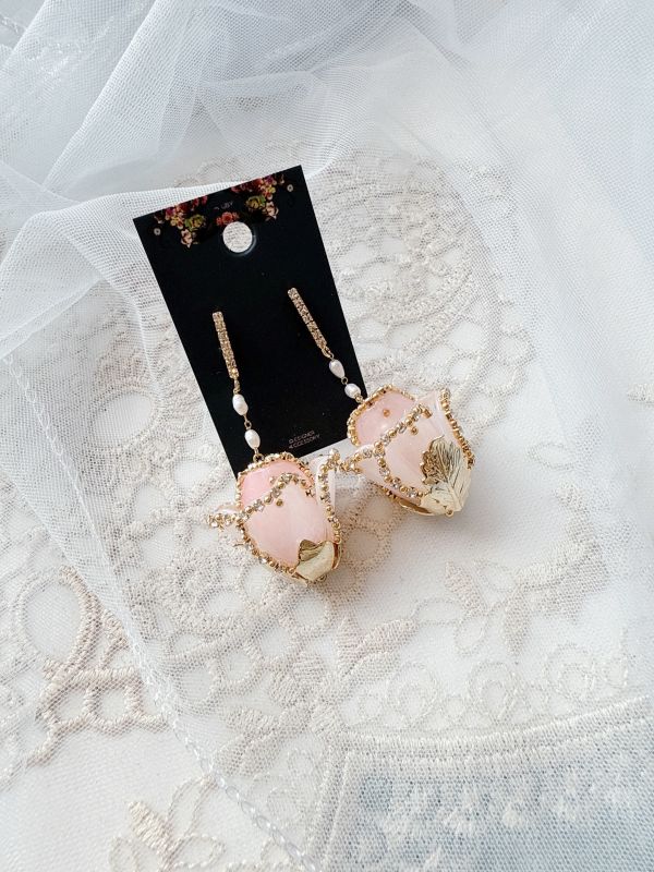 嬌豔欲滴粉色水鑽立體玫瑰垂墜耳環 