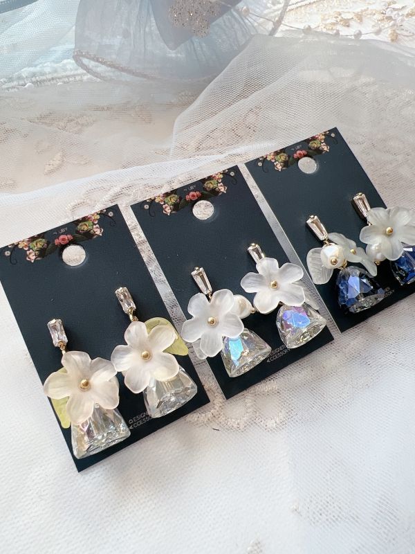 鋯石樹酯鈴鐺造型花朵鋼針耳環 