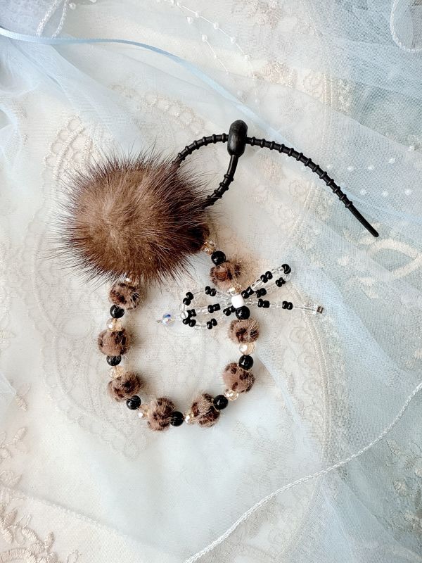 冬日貂毛串珠吊墜 