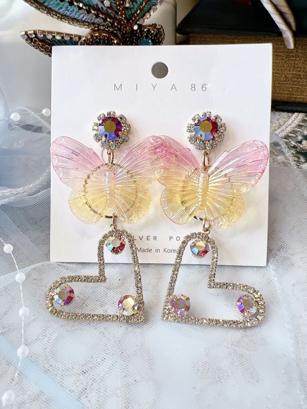 樹酯漸層蝴蝶垂墜式鋼針大耳環 