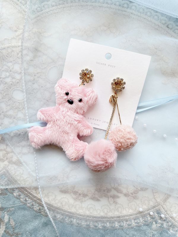 不對稱粉色系絨毛小熊大耳環球球款 
