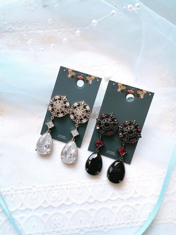 金屬雕花鋯石垂墜耳環 