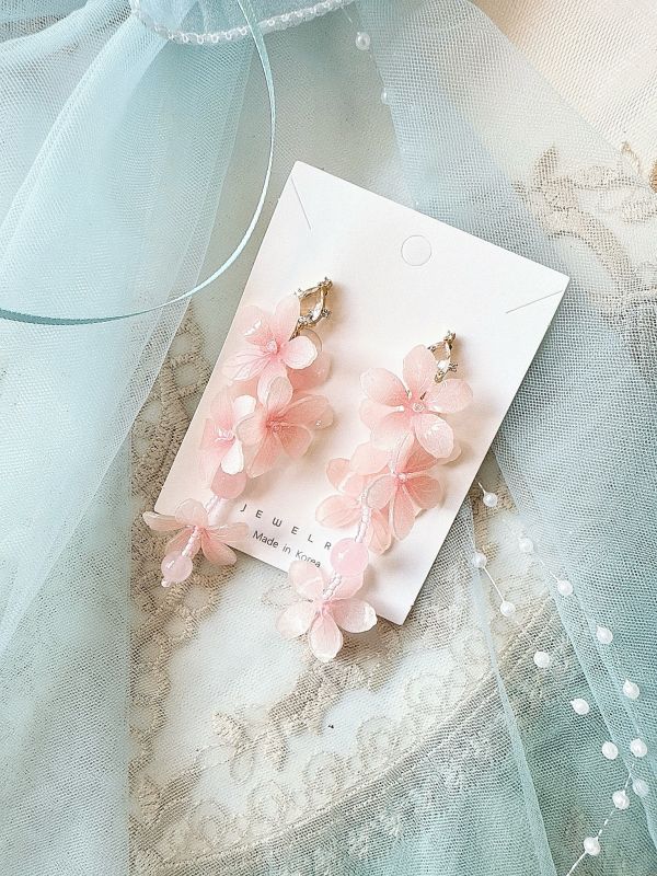 粉嫩柔美垂墜花兒銀針耳環 