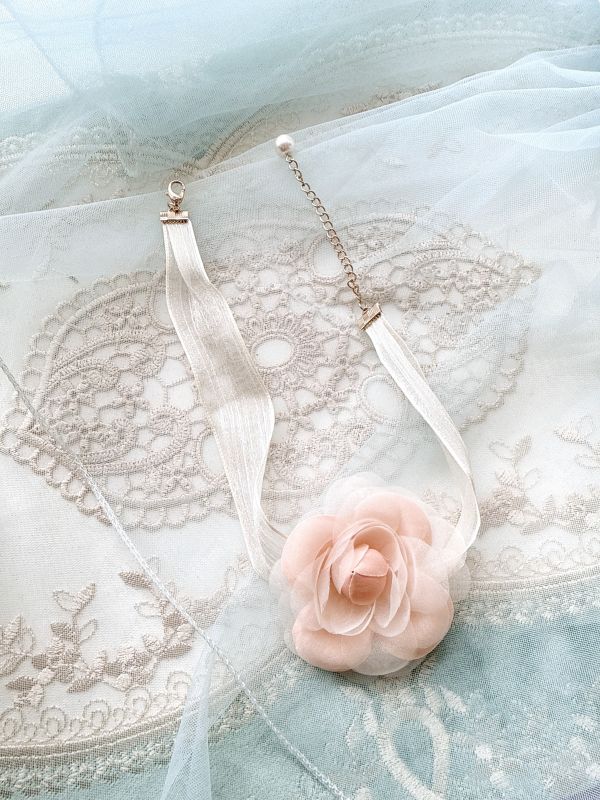 浪漫迷人淡粉立體玫瑰花透膚頸鏈 