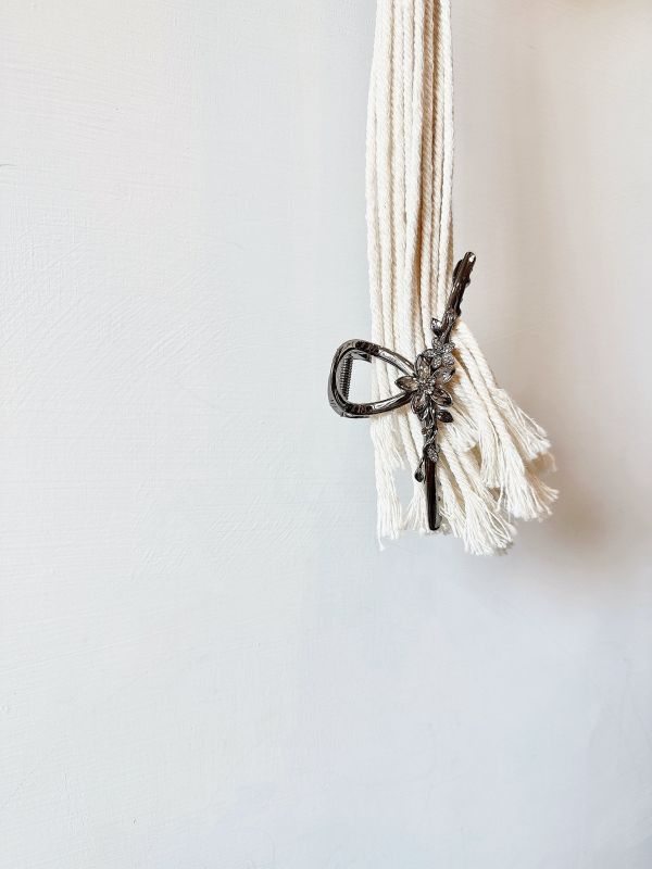 鐵灰色金屬雕花水鑽抓夾 