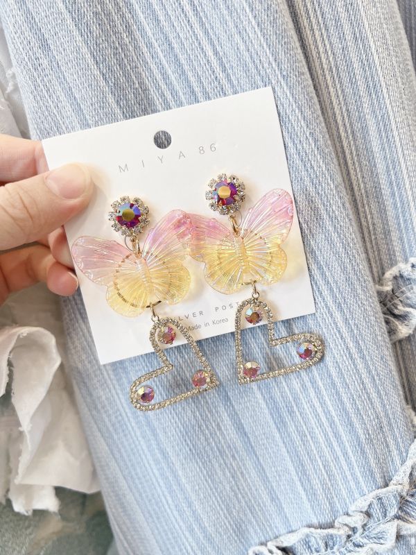 樹酯漸層蝴蝶垂墜式鋼針大耳環 