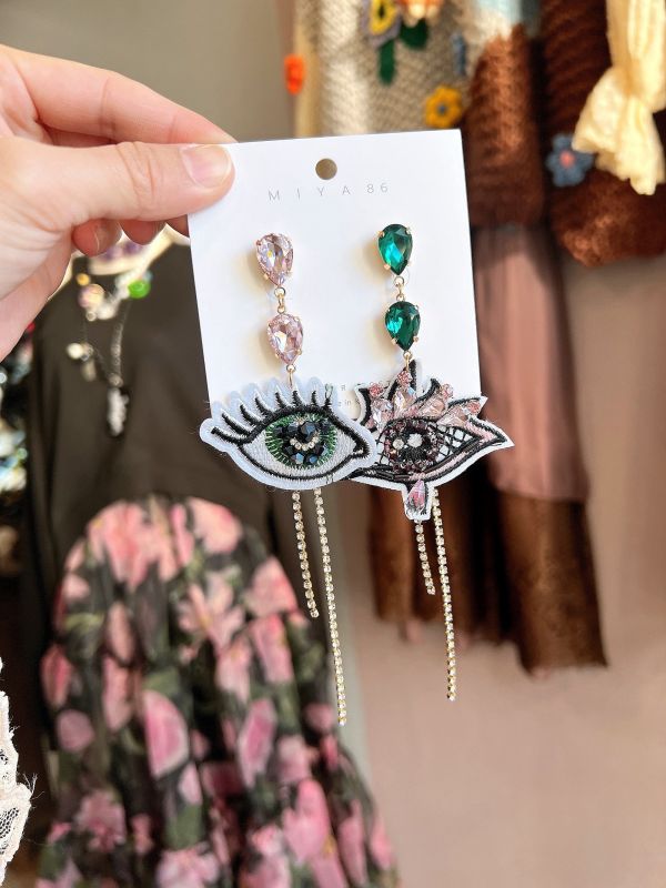 寶石撞色眼睛刺繡不對稱手工耳環 