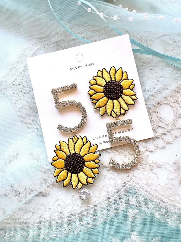 刺繡太陽花水鑽鋼針耳環 