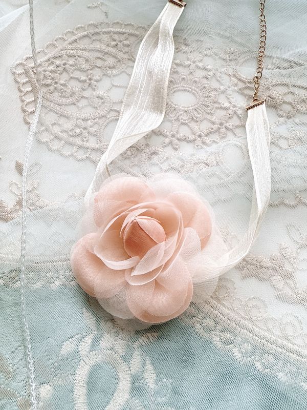 浪漫迷人淡粉立體玫瑰花透膚頸鏈 