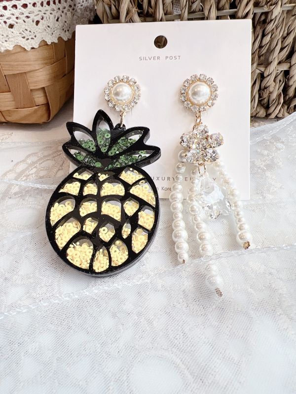 亮片壓克力大鳳梨不對稱童趣大耳環 