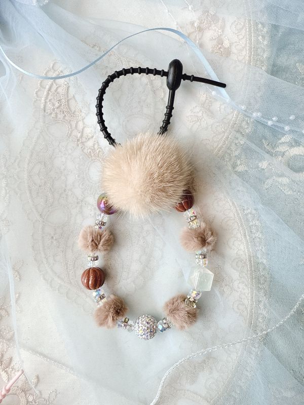 冬日貂毛串珠吊墜 