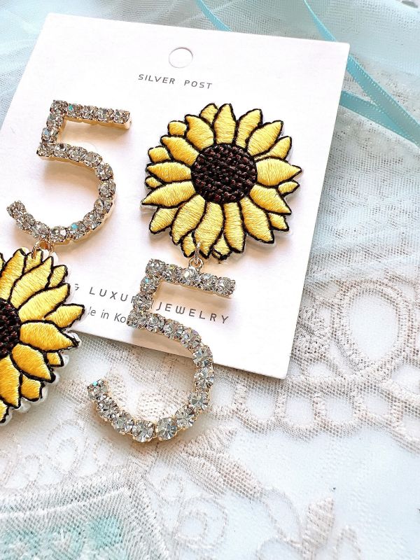 刺繡太陽花水鑽鋼針耳環 