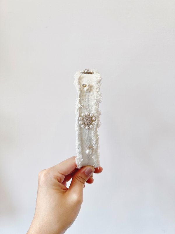 珍珠水鑽點綴淺色牛仔布流蘇邊髮圈 