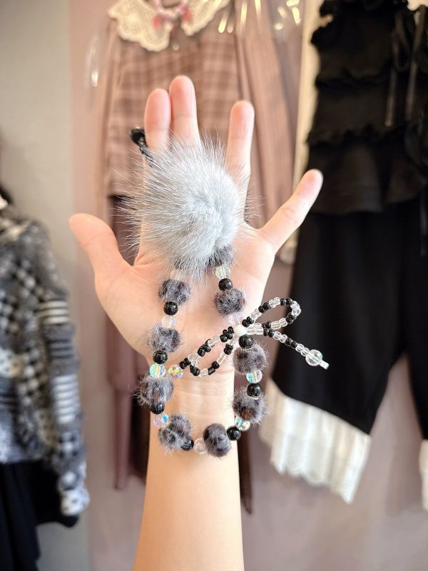 冬日貂毛串珠吊墜 