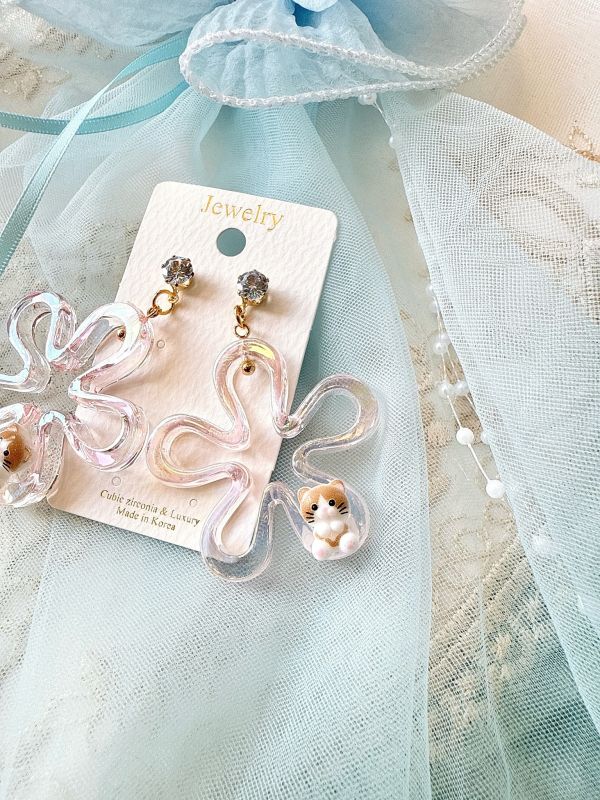 垂墜磷光花朵壓克力貓咪耳環 