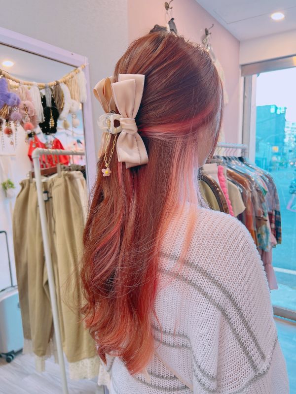 粉色素面垂墜小花蝴蝶結抓夾 