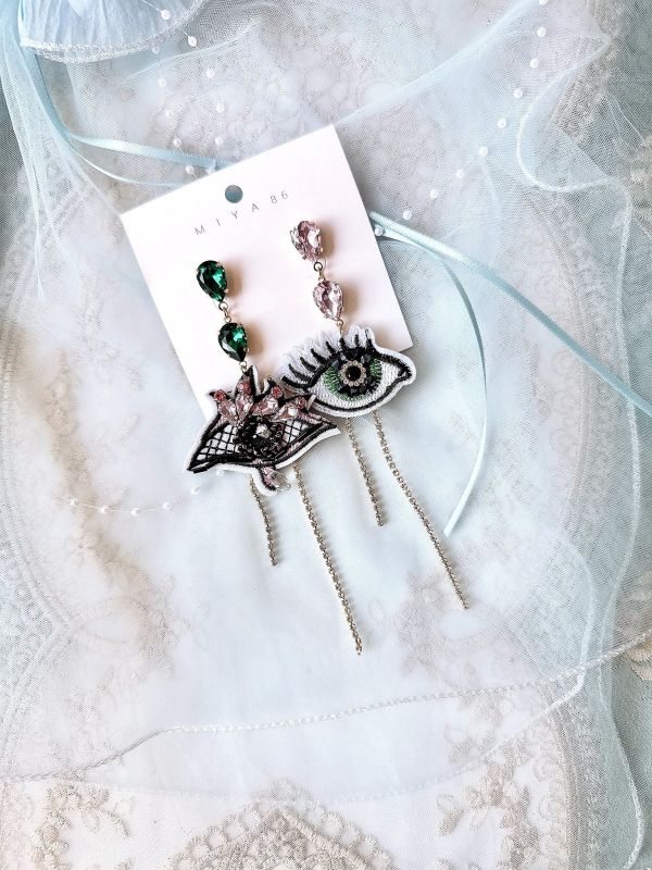 寶石撞色眼睛刺繡不對稱手工耳環 
