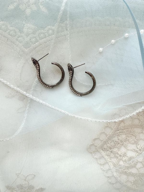 鋯石滿鑽蛇形立體耳環 