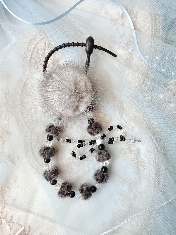 冬日貂毛串珠吊墜 