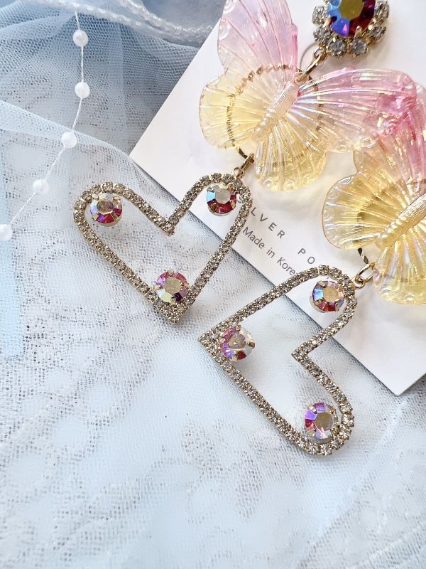 樹酯漸層蝴蝶垂墜式鋼針大耳環 