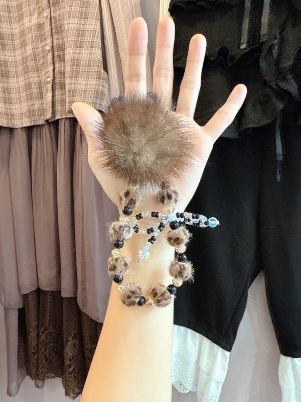 冬日貂毛串珠吊墜 