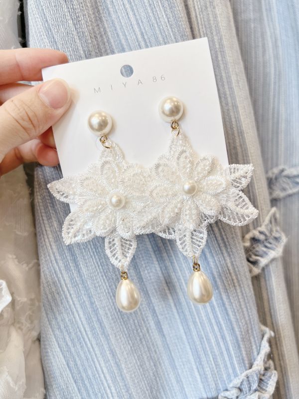 串珠蕾絲立體花型垂墜鋼針大耳環 
