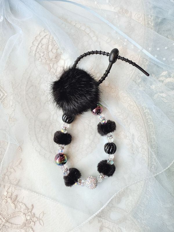 冬日貂毛串珠吊墜 