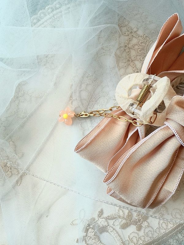 粉色素面垂墜小花蝴蝶結抓夾 