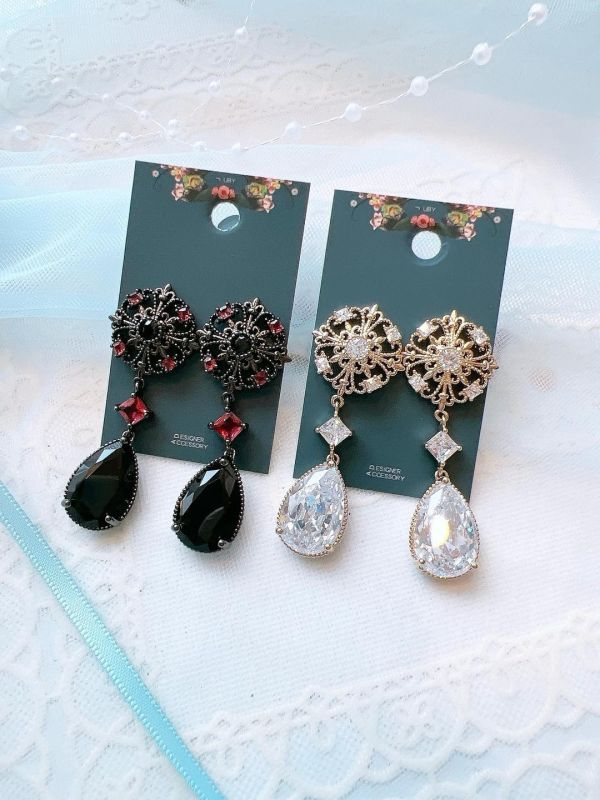 金屬雕花鋯石垂墜耳環 