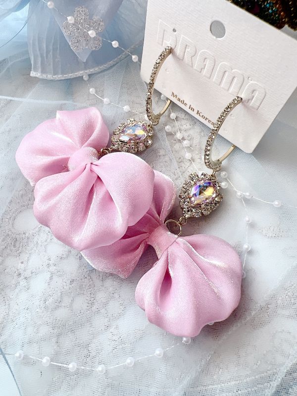 圈狀滿鑽珠光粉色蝴蝶結鋼針大耳環 