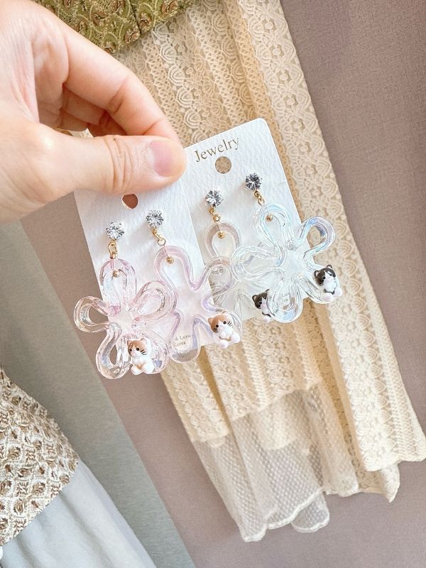 垂墜磷光花朵壓克力貓咪耳環 