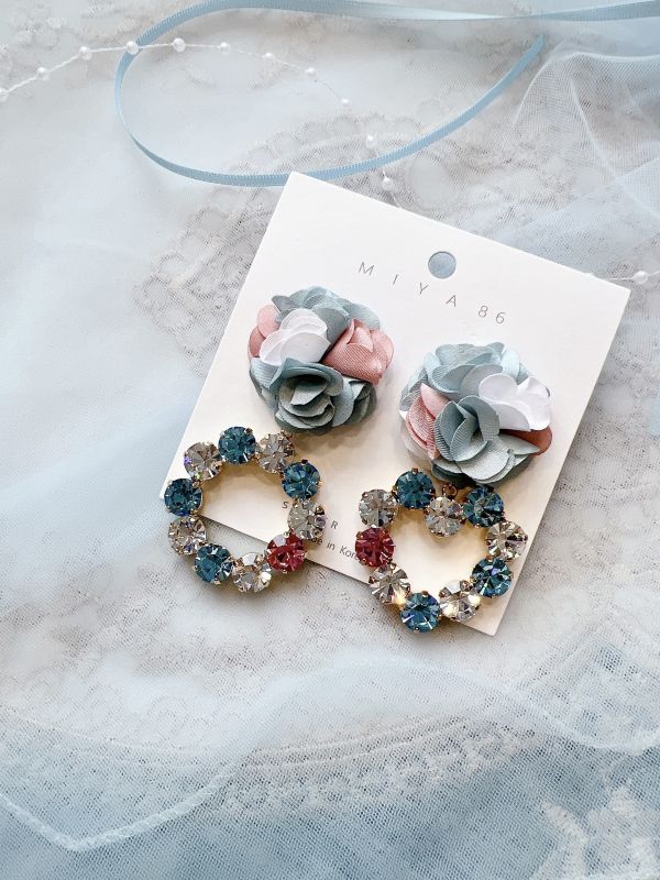 藍色棉質立體繡花球垂墜滿鑽鋼針大耳環 