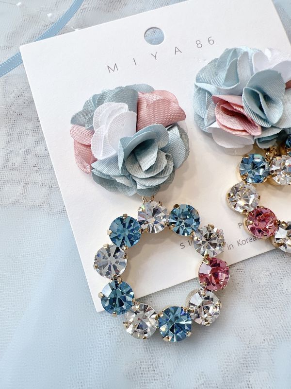 藍色棉質立體繡花球垂墜滿鑽鋼針大耳環 