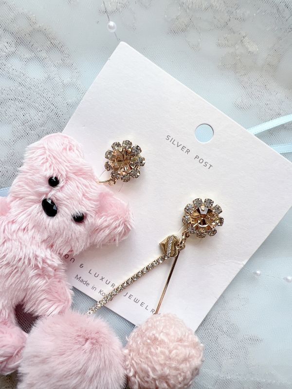 不對稱粉色系絨毛小熊大耳環球球款 