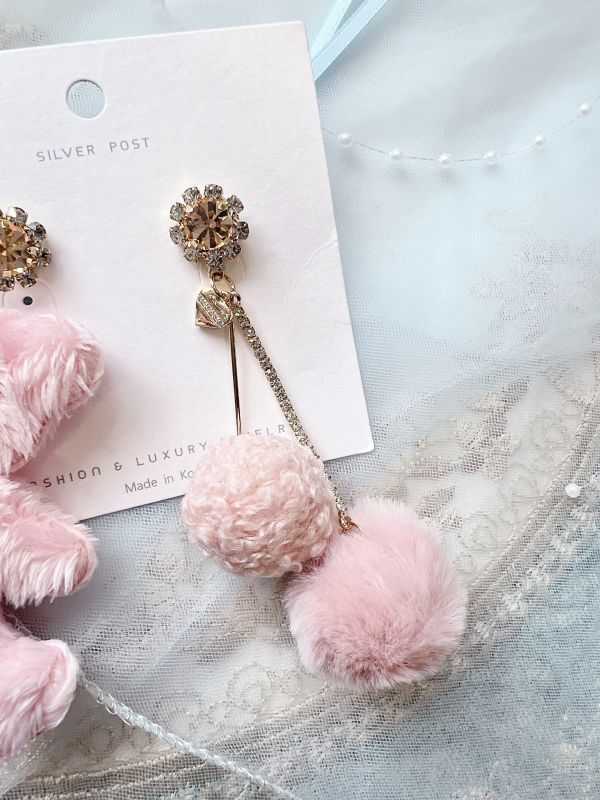 不對稱粉色系絨毛小熊大耳環球球款 