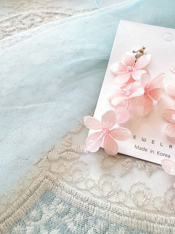 粉嫩柔美垂墜花兒銀針耳環 