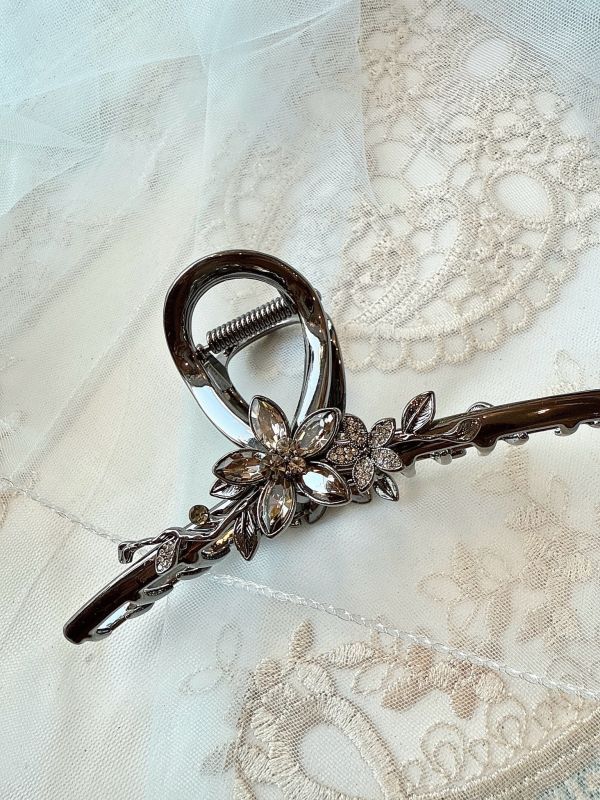 鐵灰色金屬雕花水鑽抓夾 