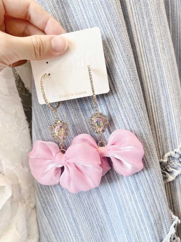 圈狀滿鑽珠光粉色蝴蝶結鋼針大耳環 