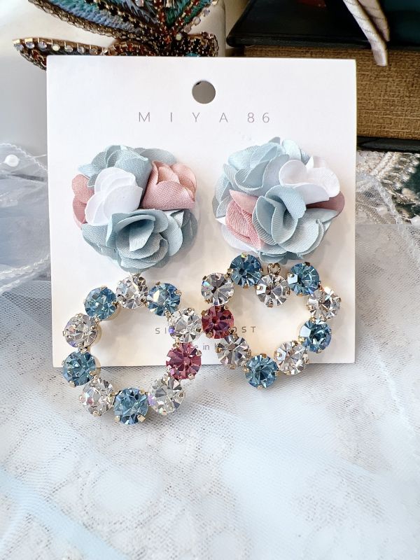 藍色棉質立體繡花球垂墜滿鑽鋼針大耳環 