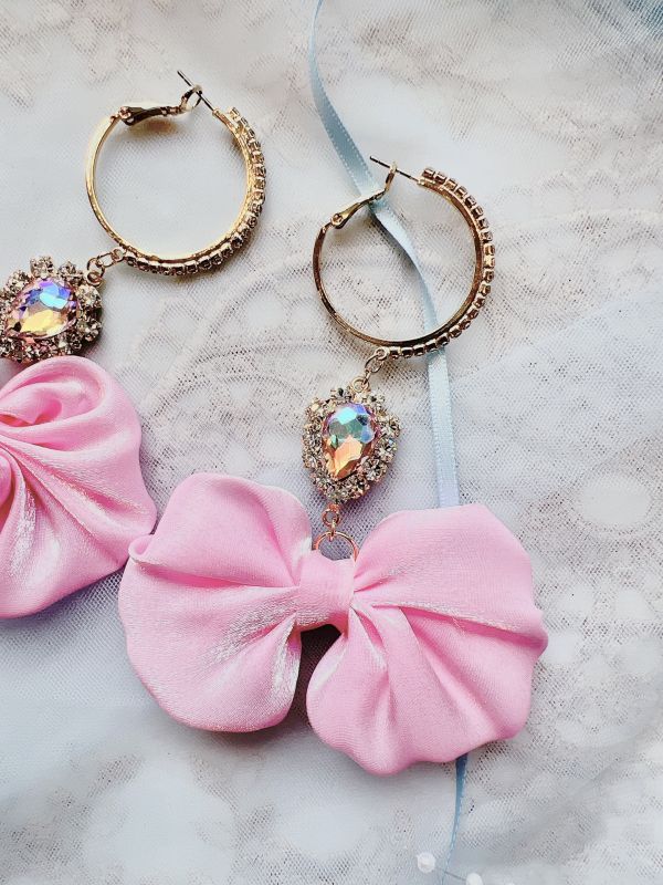 圈狀滿鑽珠光粉色蝴蝶結鋼針大耳環 